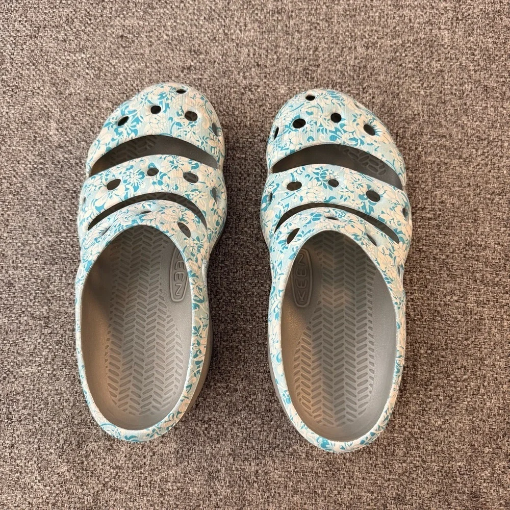 Keen Yogui Arts Clog in Hawaiian Floral Print. Women’s Size 6 in EUC